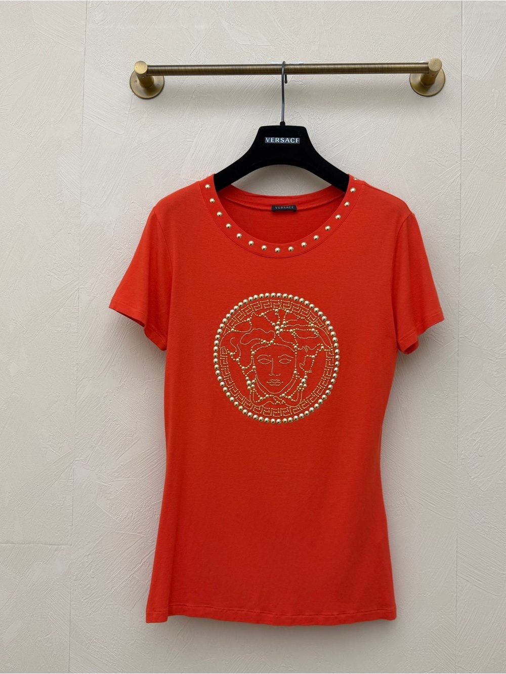 🚩steal Versace Red Short Sleeve Tee with Gold Medusa Stud Detail